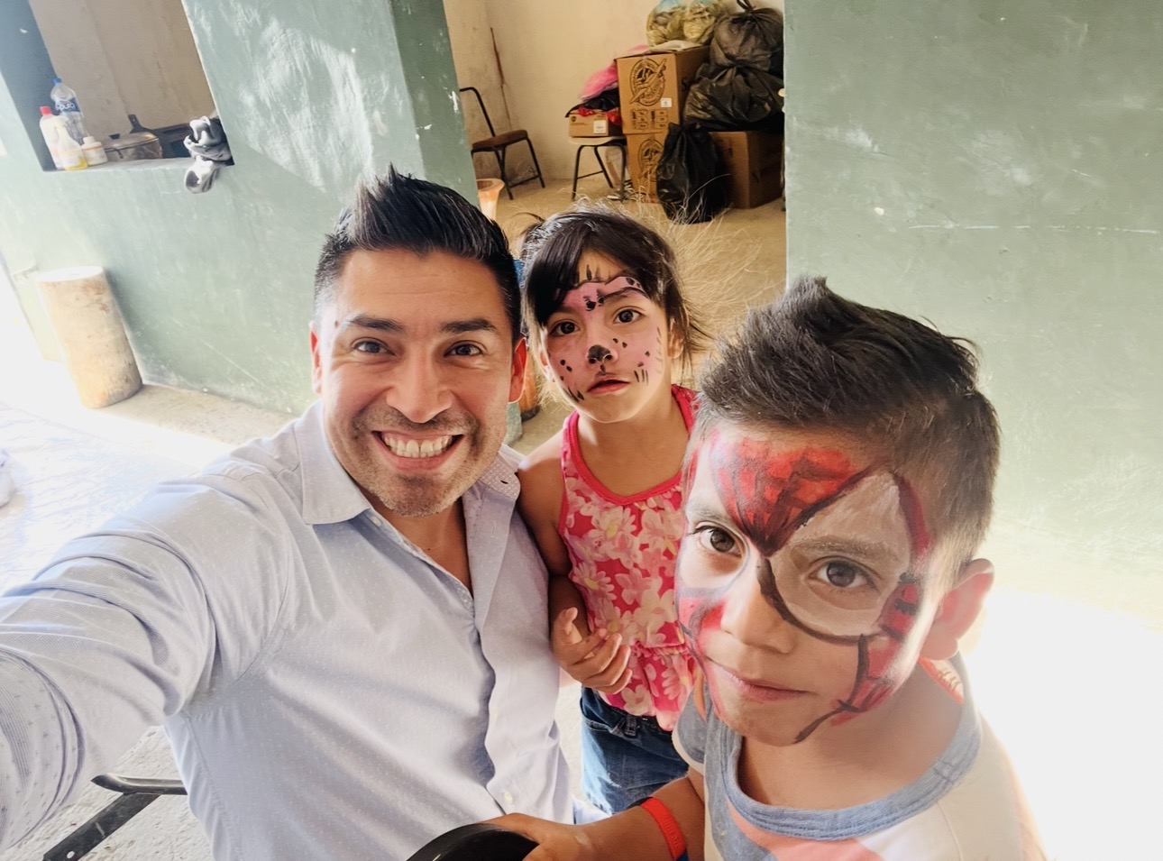 Eduardo Perez on mission trip with children